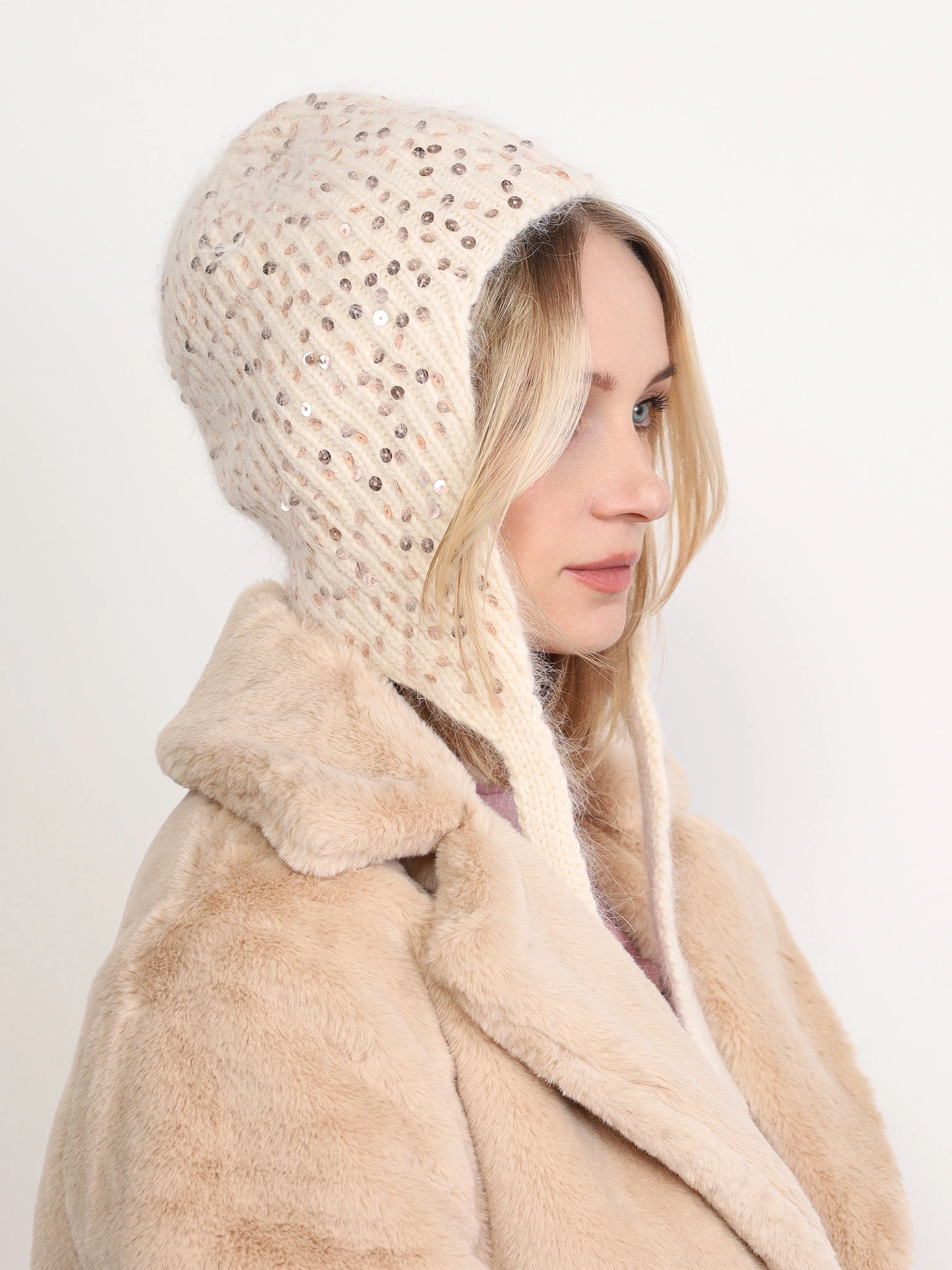 Шапка-ушанка с пайетками в ассортименте